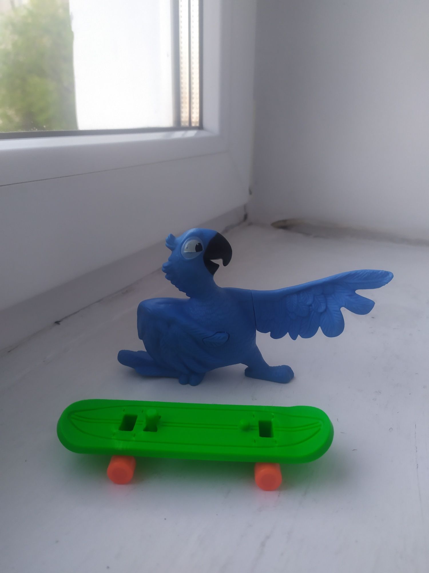 Голубий папуга на скейті