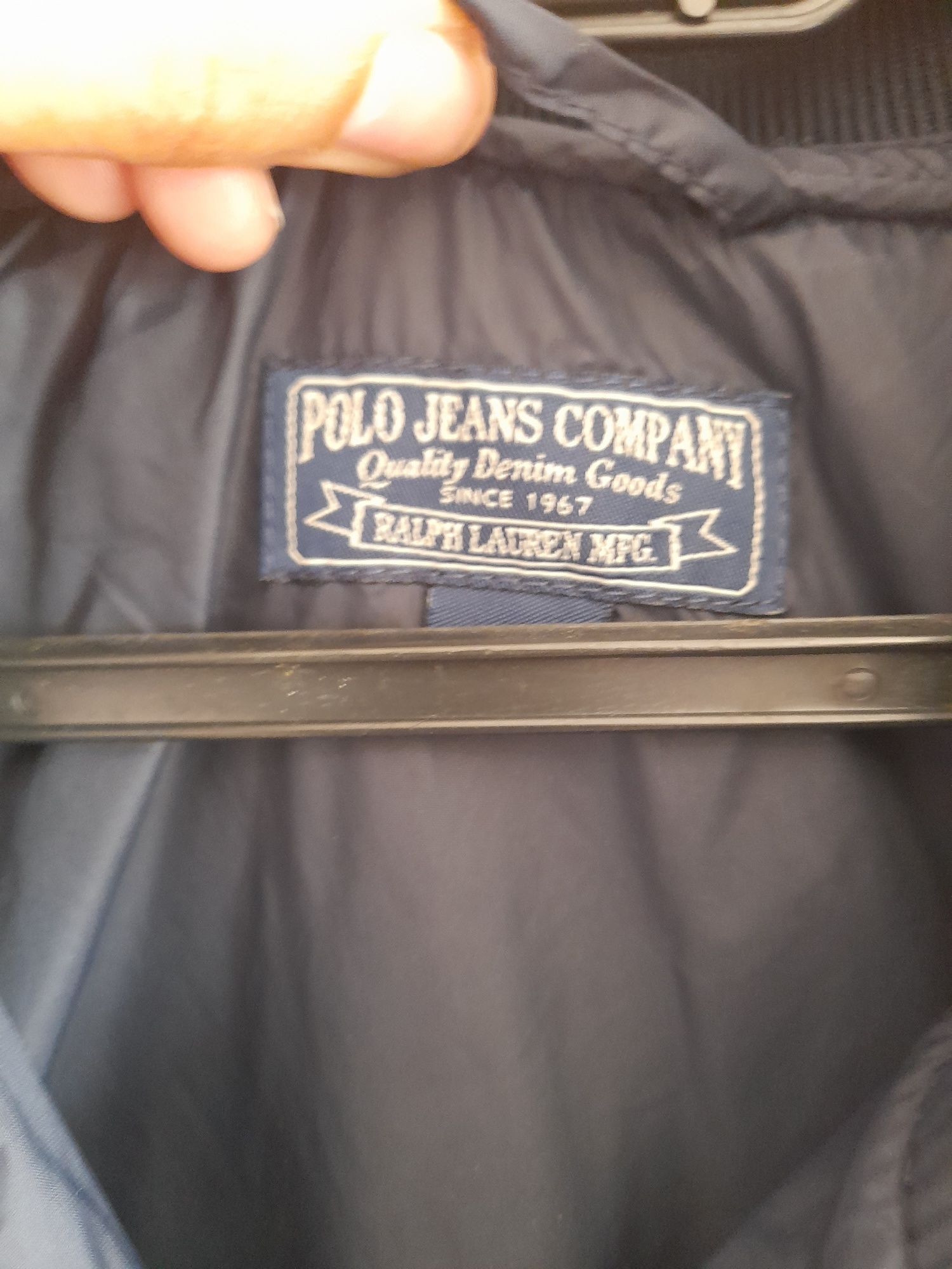 Corta-vento azul escuro com bolsos