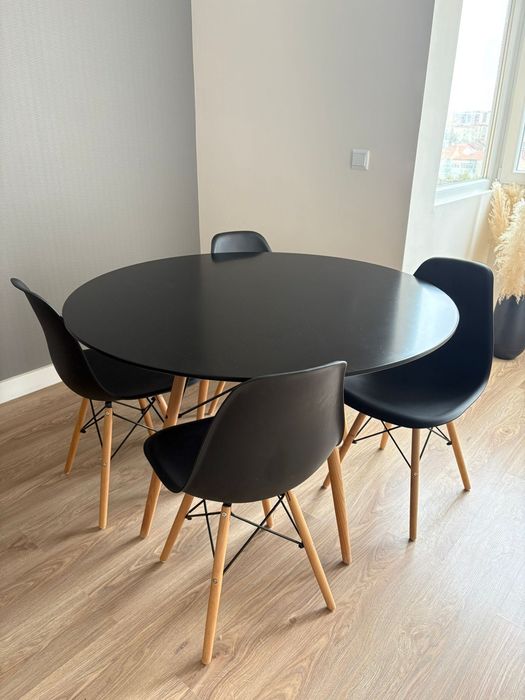 Conjunto mesa redonda e cadeiras