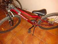 Bicicleta em bom estado vermelha
