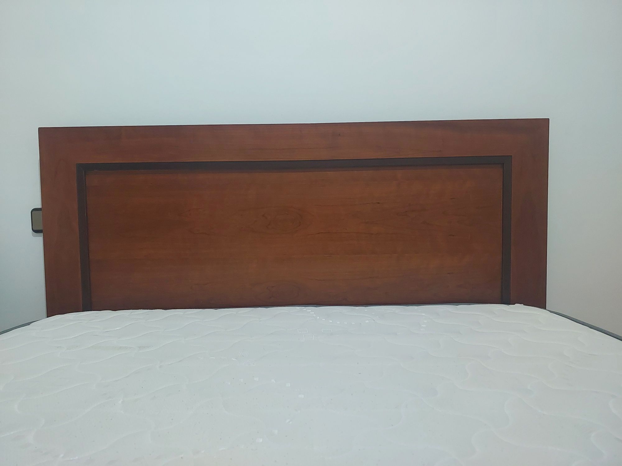 Cama de madeira maciça com colchão