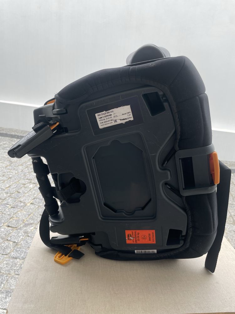 Cadeira elevatória da chicco Gofit plus com isofix de cor preta