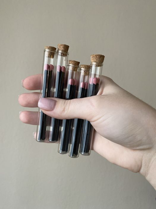 Довгі сірники у банці