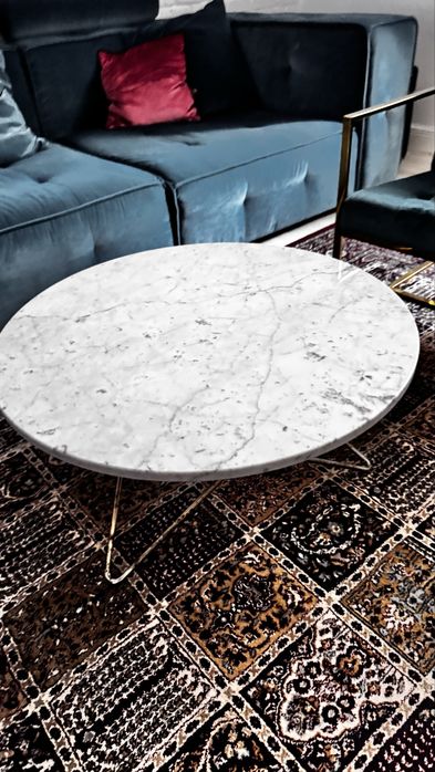 Dwa stoliki kawowe z marmurowym blatem.