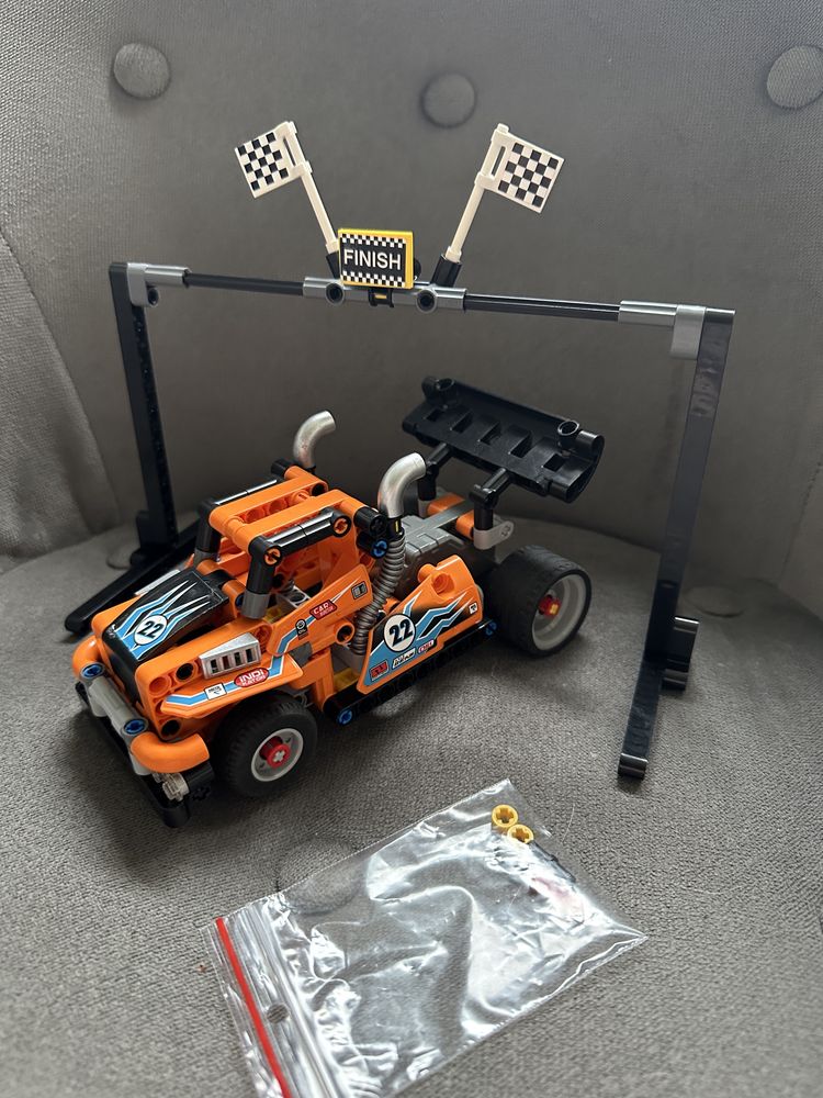 Lego technic 42104 ciężarówka wyścigowa.