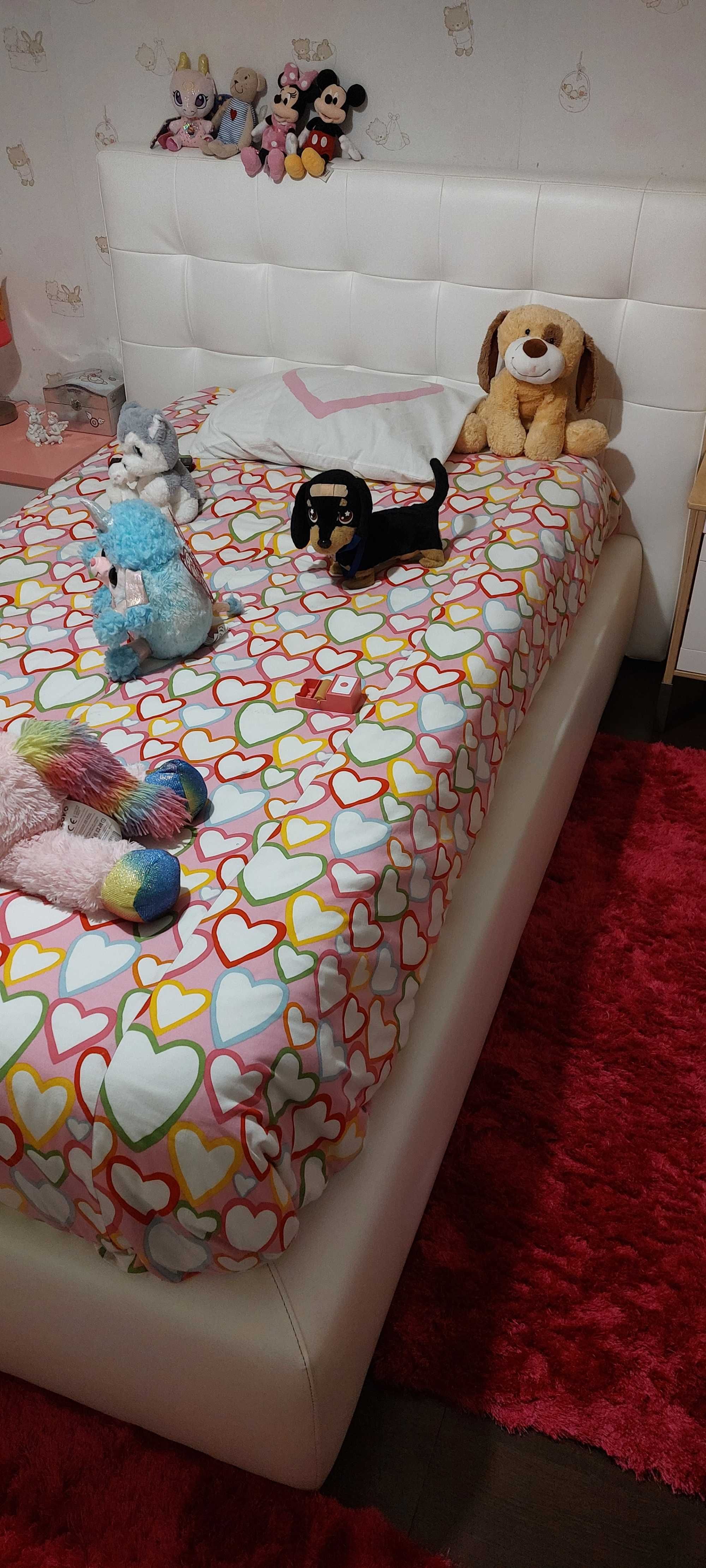 Cama e cabeceiras