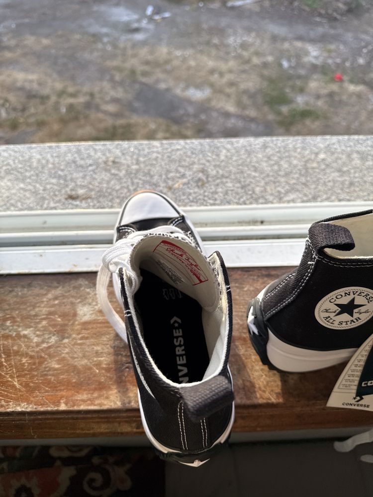 Um par de ténis converse all star