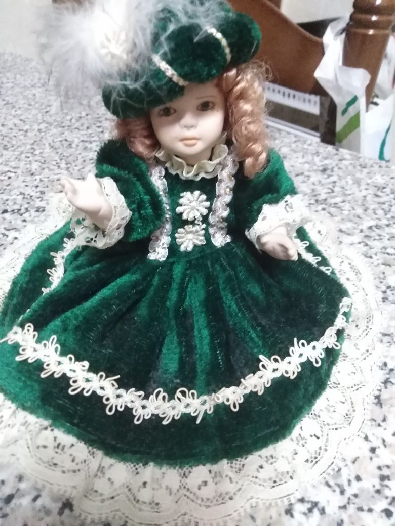 Boneca de porcelana antiga