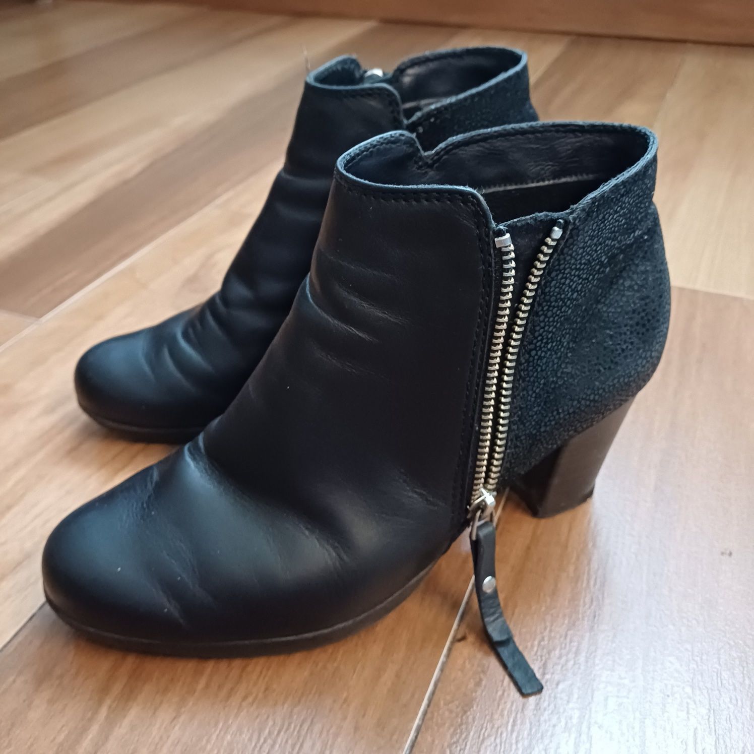 Czarne botki na obcasie  Tamaris r 38