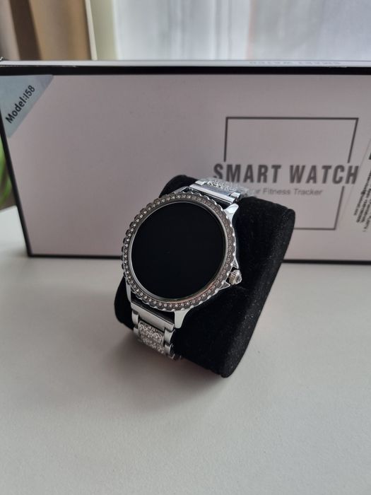 Srebrny smartwatch