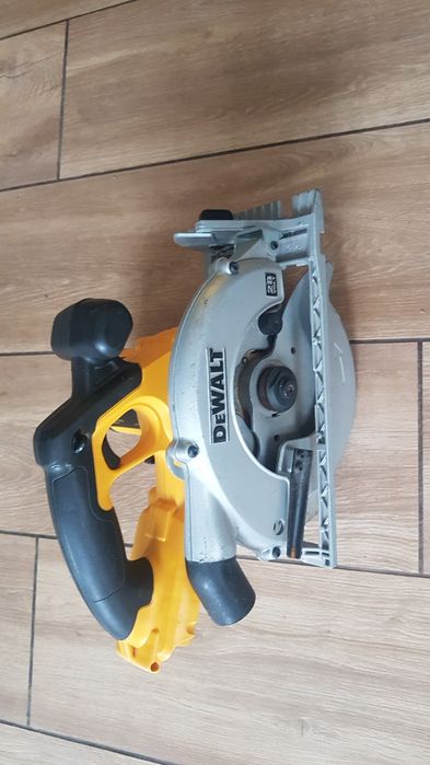 Piła pilarka tarczowa akumulatorowa Dewalt DC310