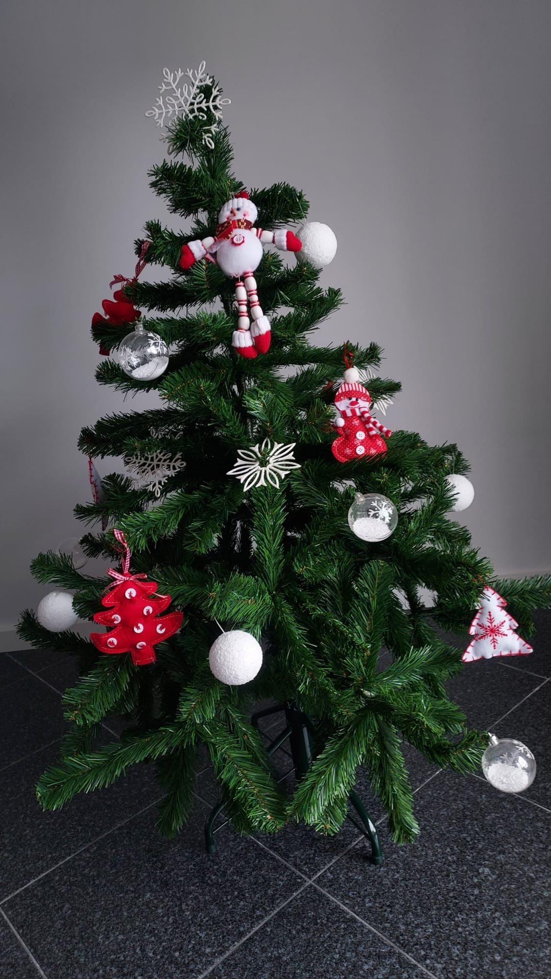 Árvore de Natal com enfeites 52,50€