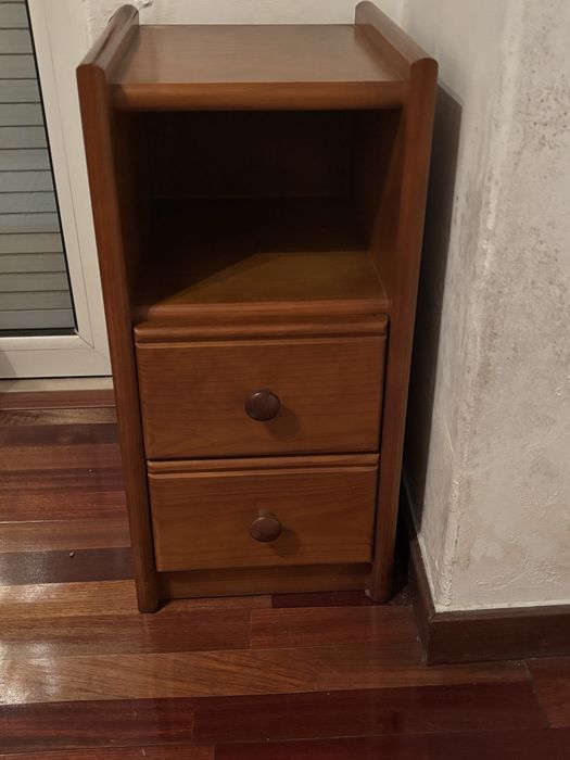 Mesa de cabeceira de madeira