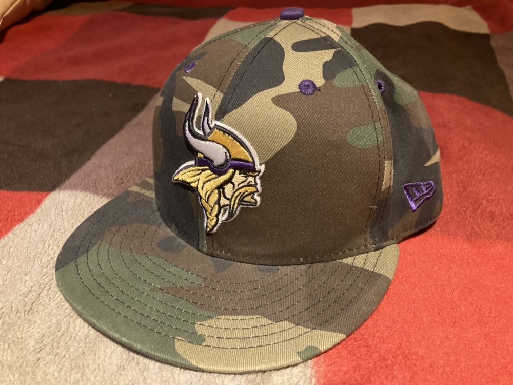 Dwie czapki , alkatrazka i  bejsbolowka full cap Minnessota Vikings