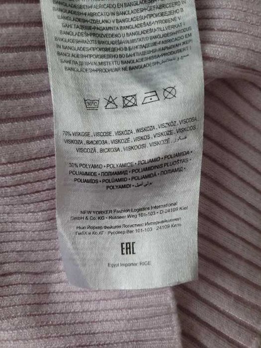 Jasnoróżowy wiskozowy prążkowany sweterek z dekoltem V