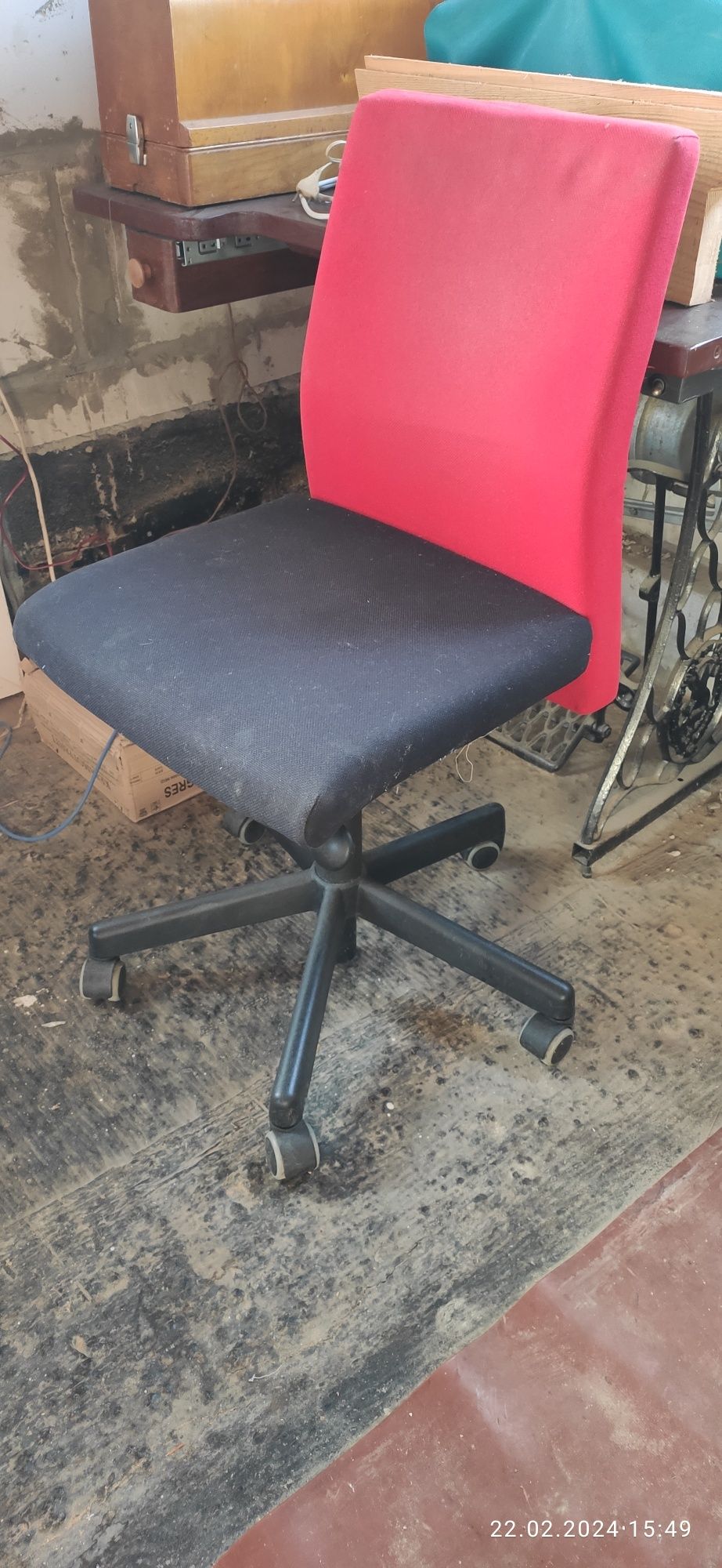 Офисные кресла и раскладной стул