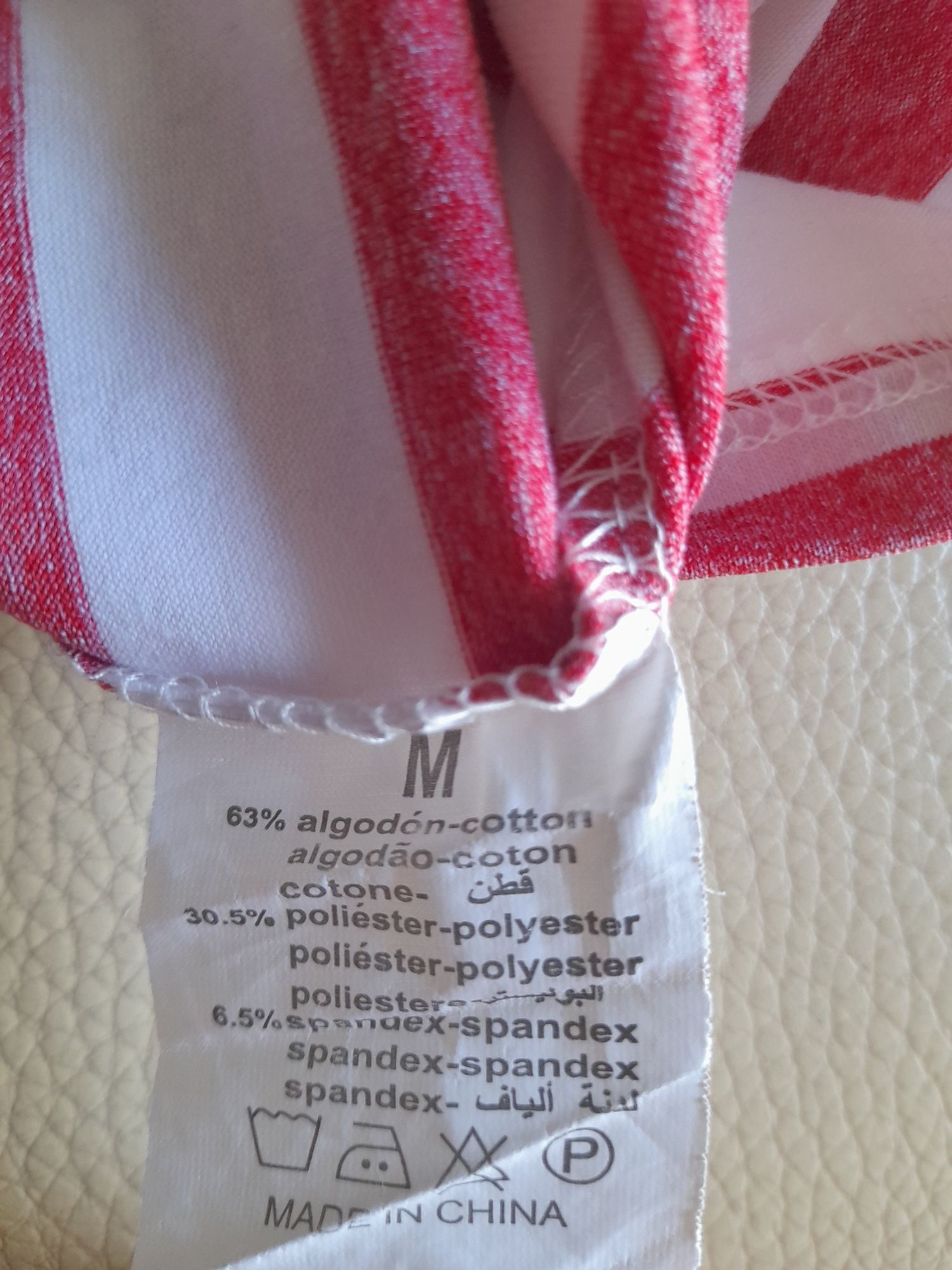 Camisa as listas vermelho e branco