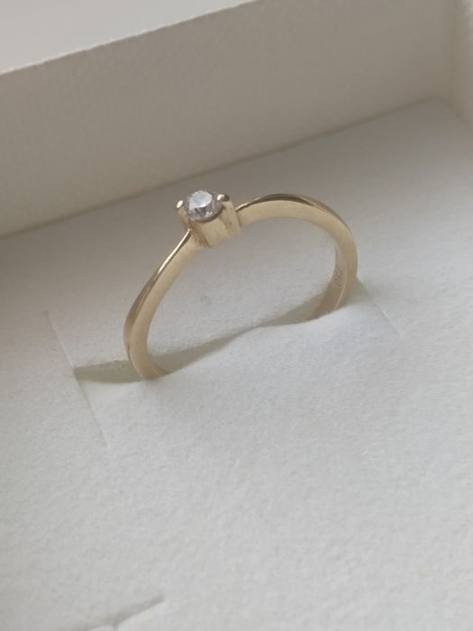 Złoty pierścionek zaręczynowy z diamentem p 750 certyfikat