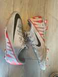 Chuteiras nike brancas, pretas e vermelhas