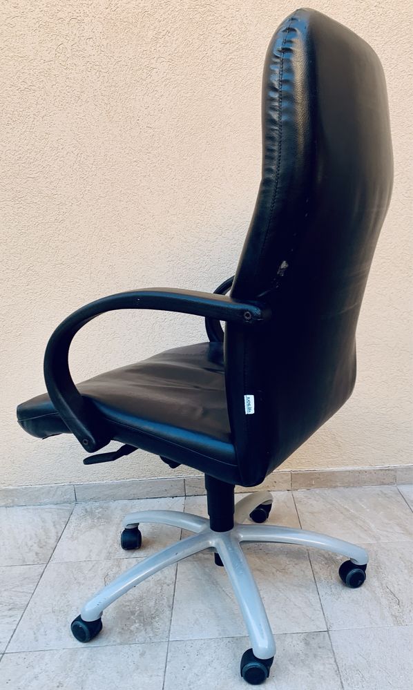 Cadeira larga e robusta de escritório