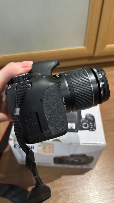Продам фотоапарат з зеркальною камерою Canon 650D