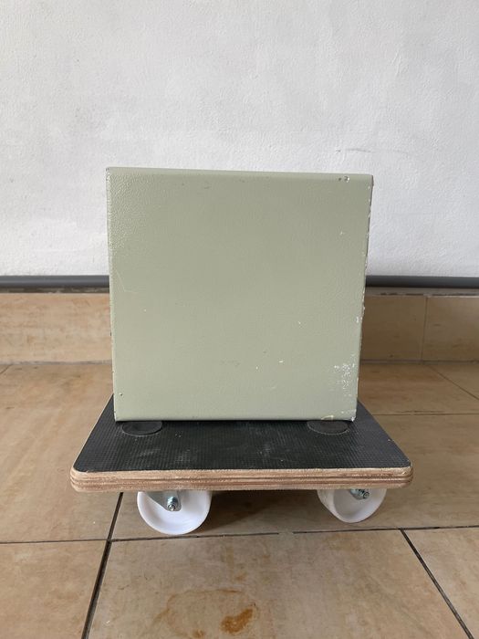 Cofre pequeno cinzento