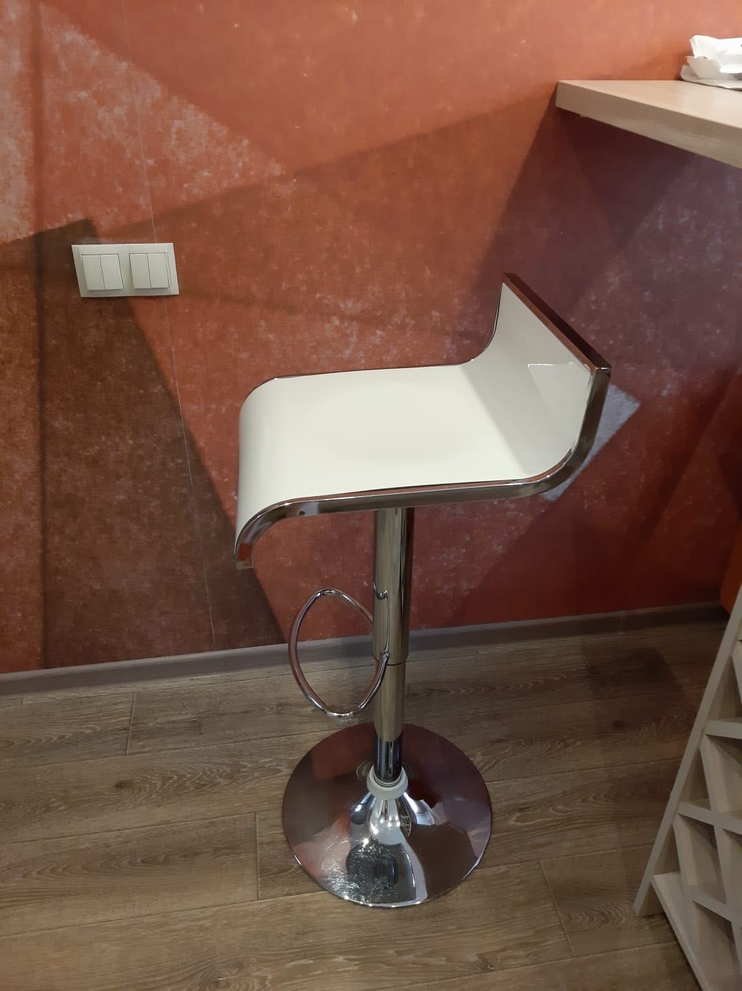 Барний стілець металевий білий