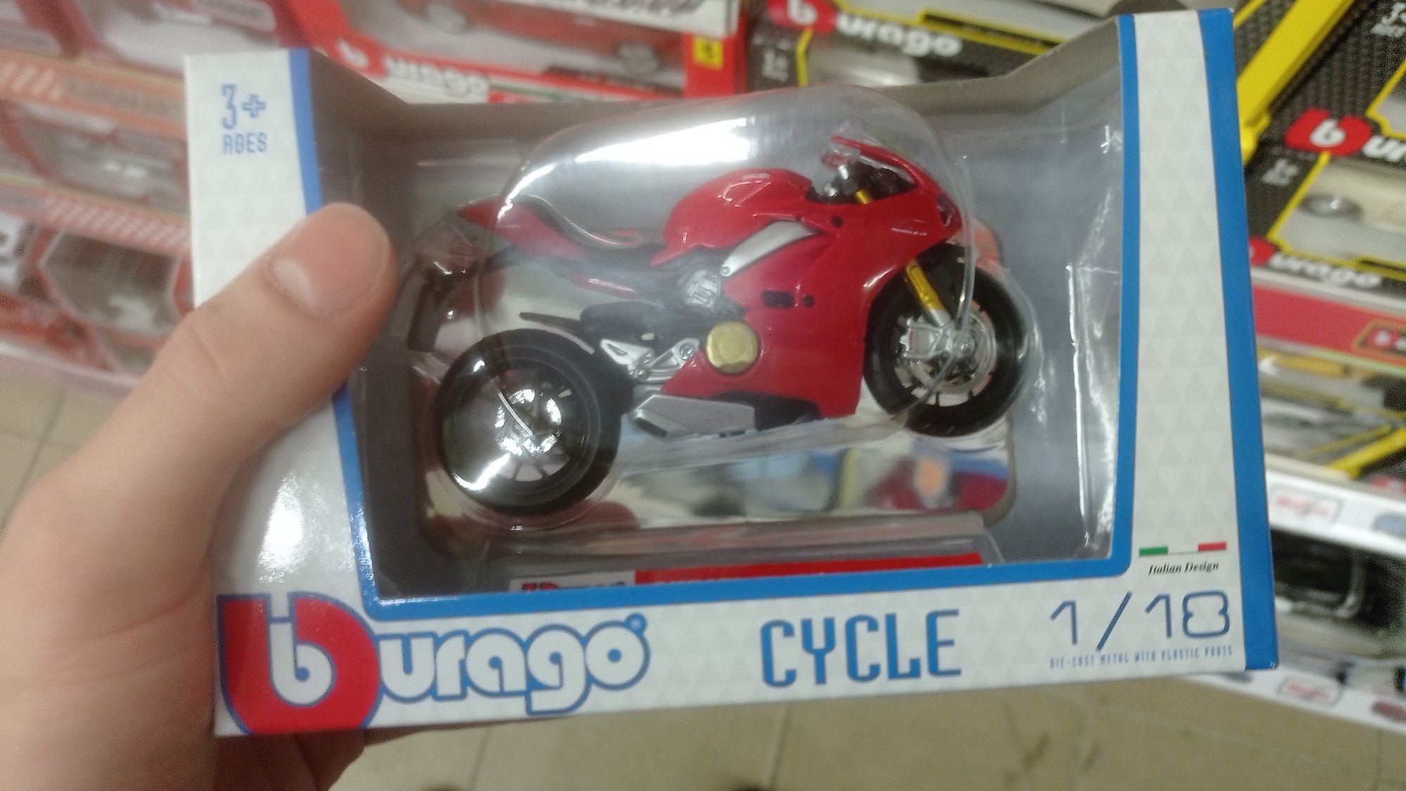 Іграшка мотоцикл Ducati Panigale V4 1 18 Bburago