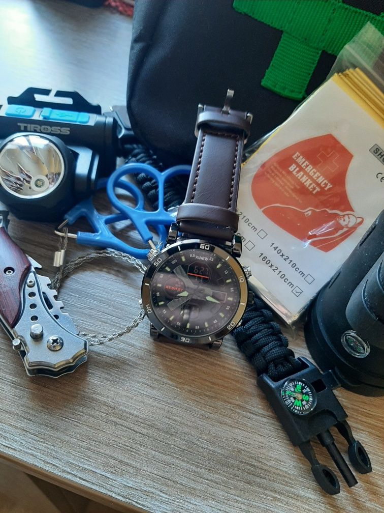Подарунковий набір чоловічий туристичний набір годинник компас ліхтар