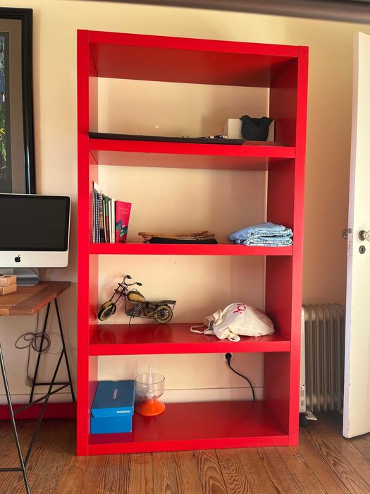 Estante IKEA Grande e em bom estado de conservação