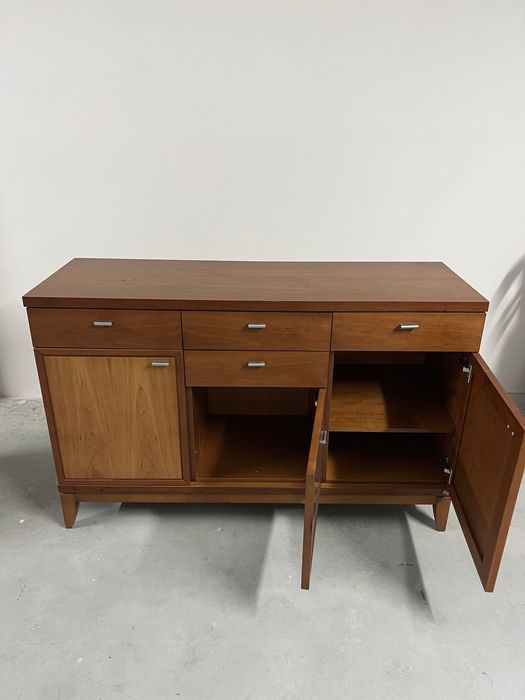 Aparador de madeira de cerejeira