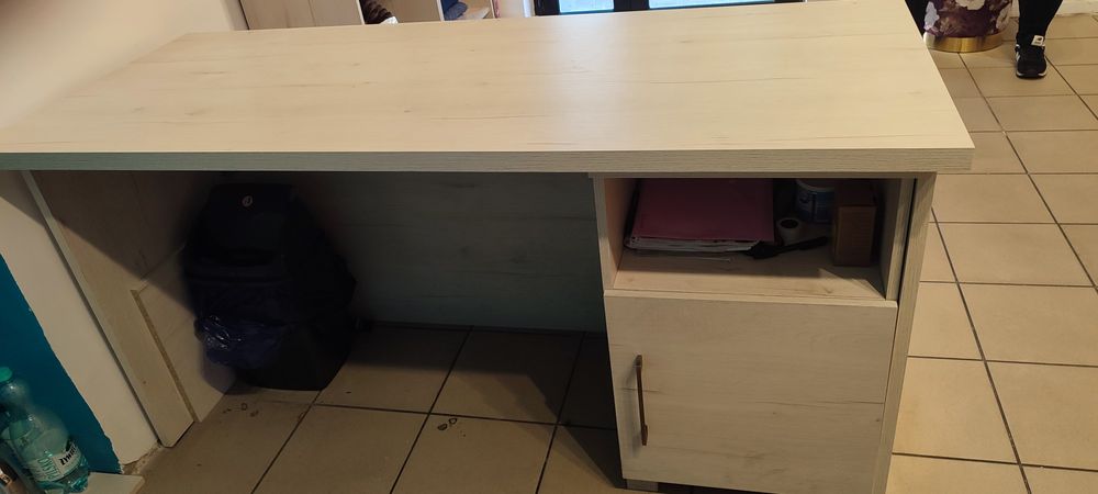 Biurko kolor jasnej  perły