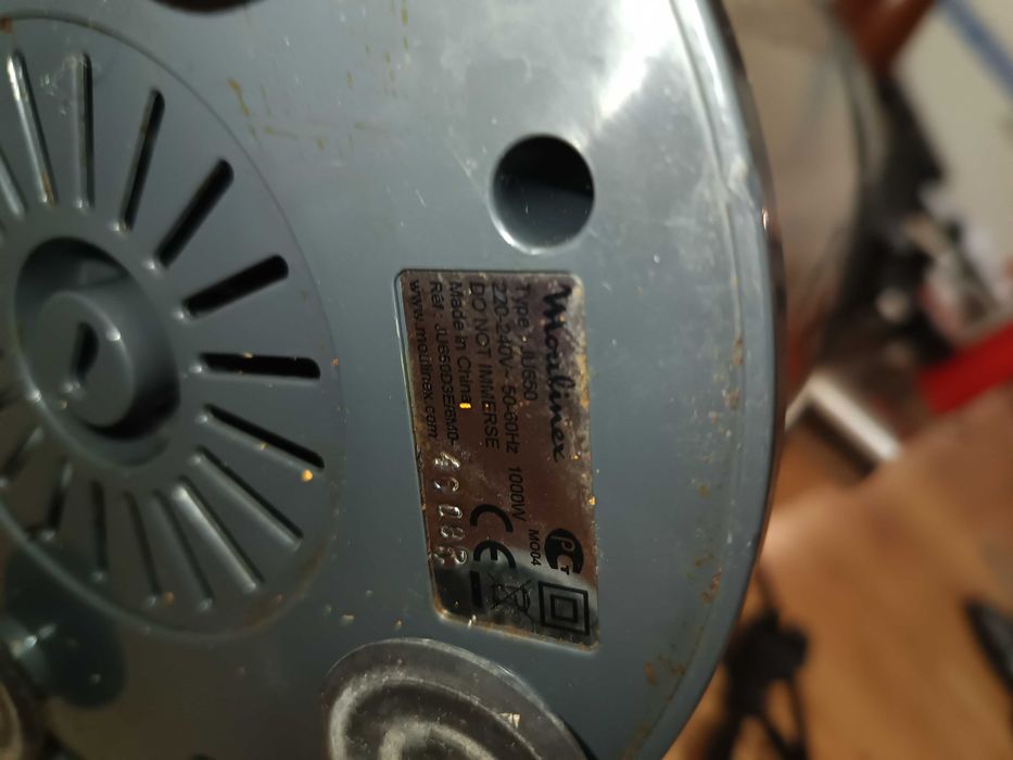 Соковыжималка серебряного цвета. Moulinex модели JU650