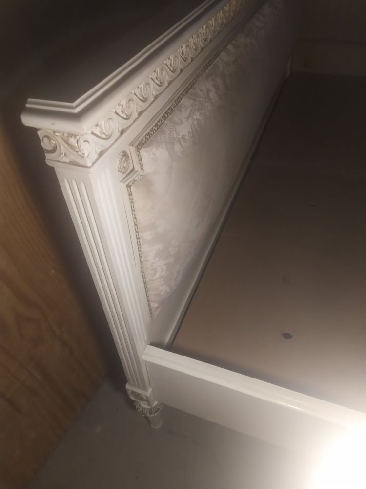 Łóżko barokowe drewniane  biale do sypialni łóże dwuosobowe