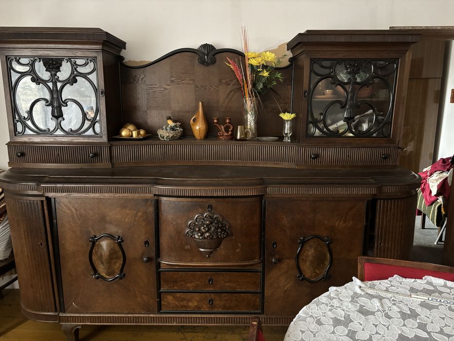 Kredens przedwojenny dąb