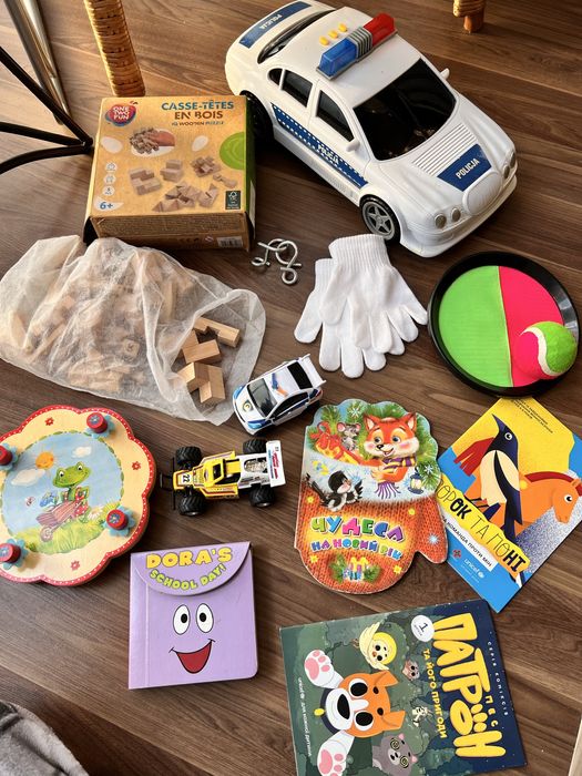 Іграшки, машинки, книжки