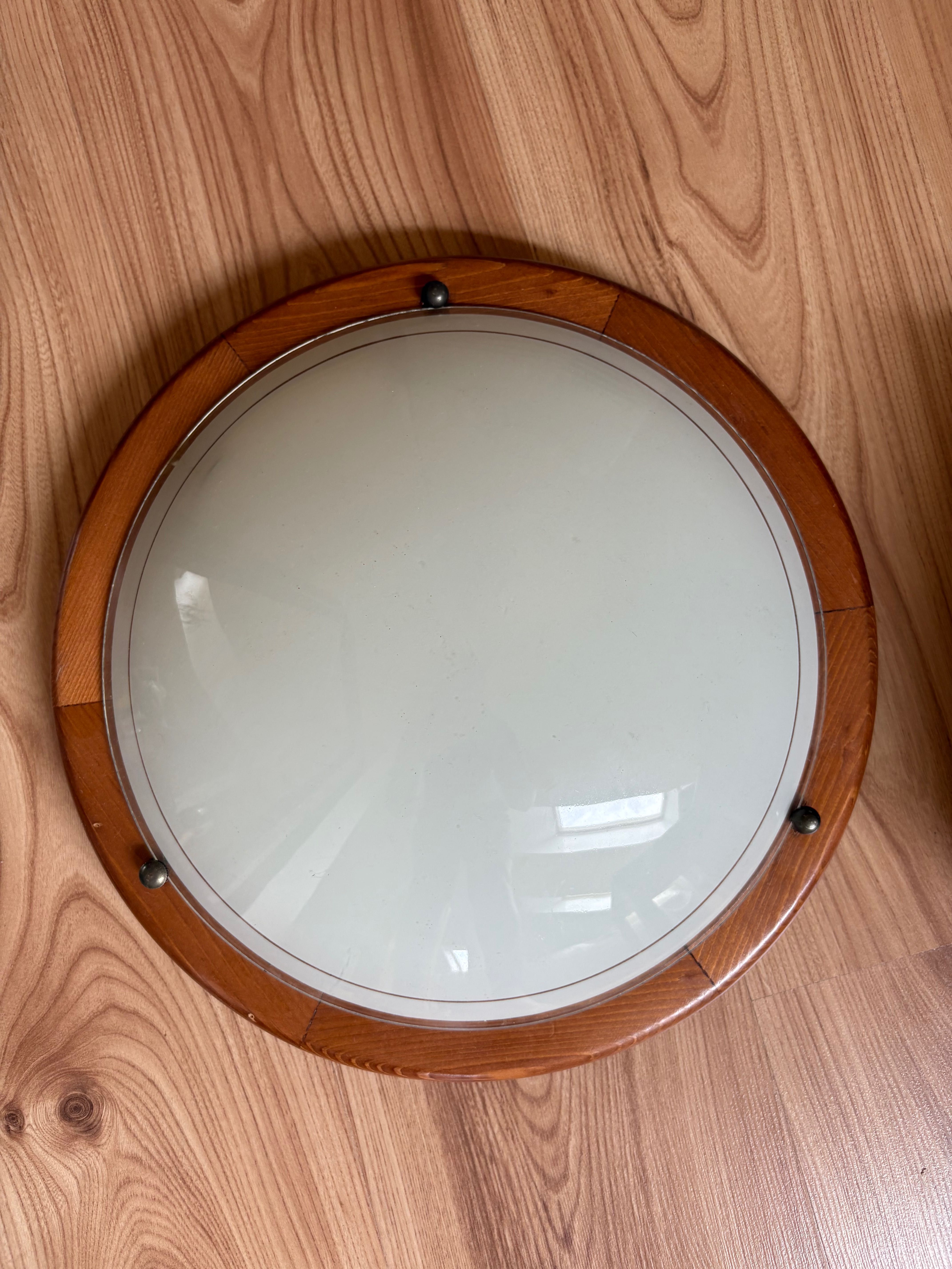 Plafon, lampa z drewnem