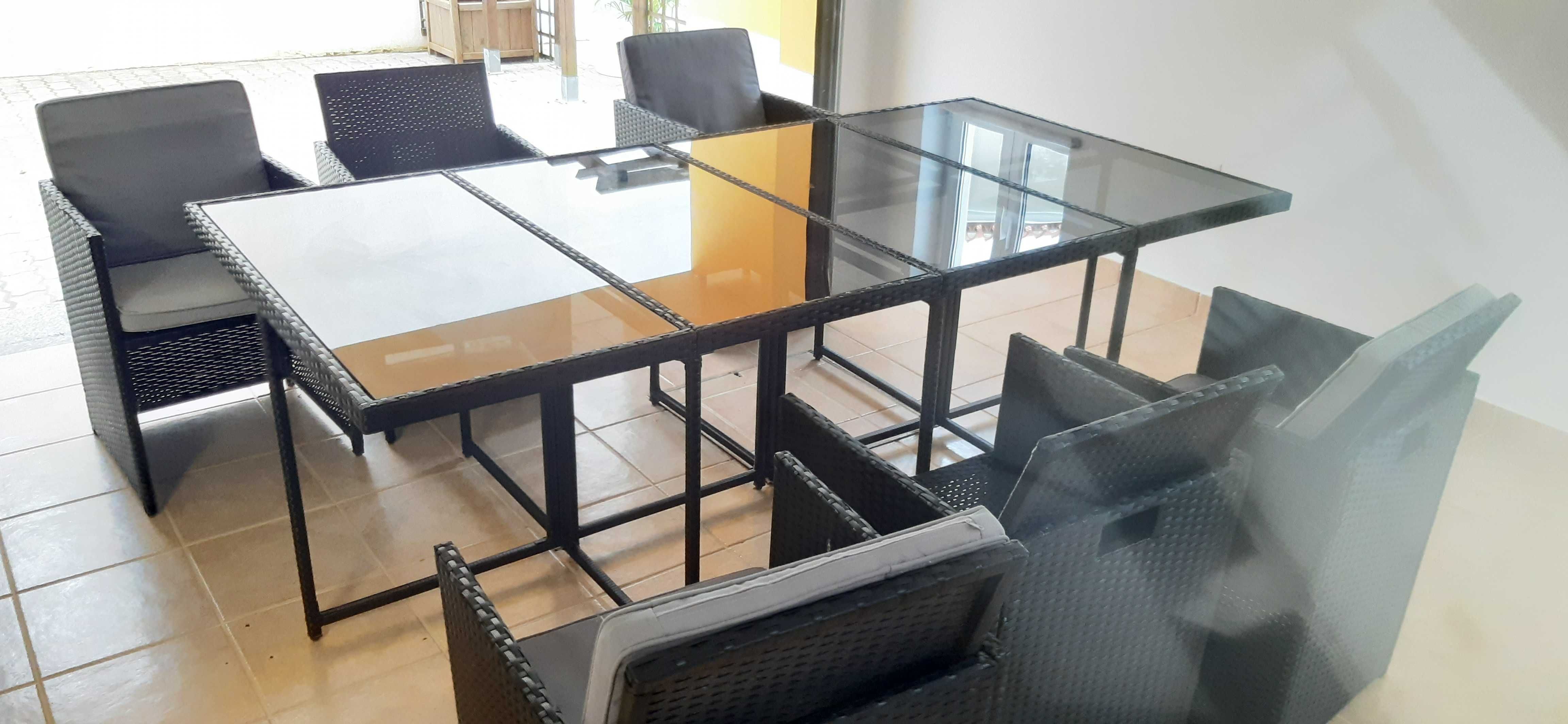 Mesa de exterior com vidros