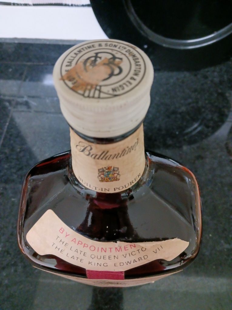 Garrafa vazia ballantines 2L - sec. XX