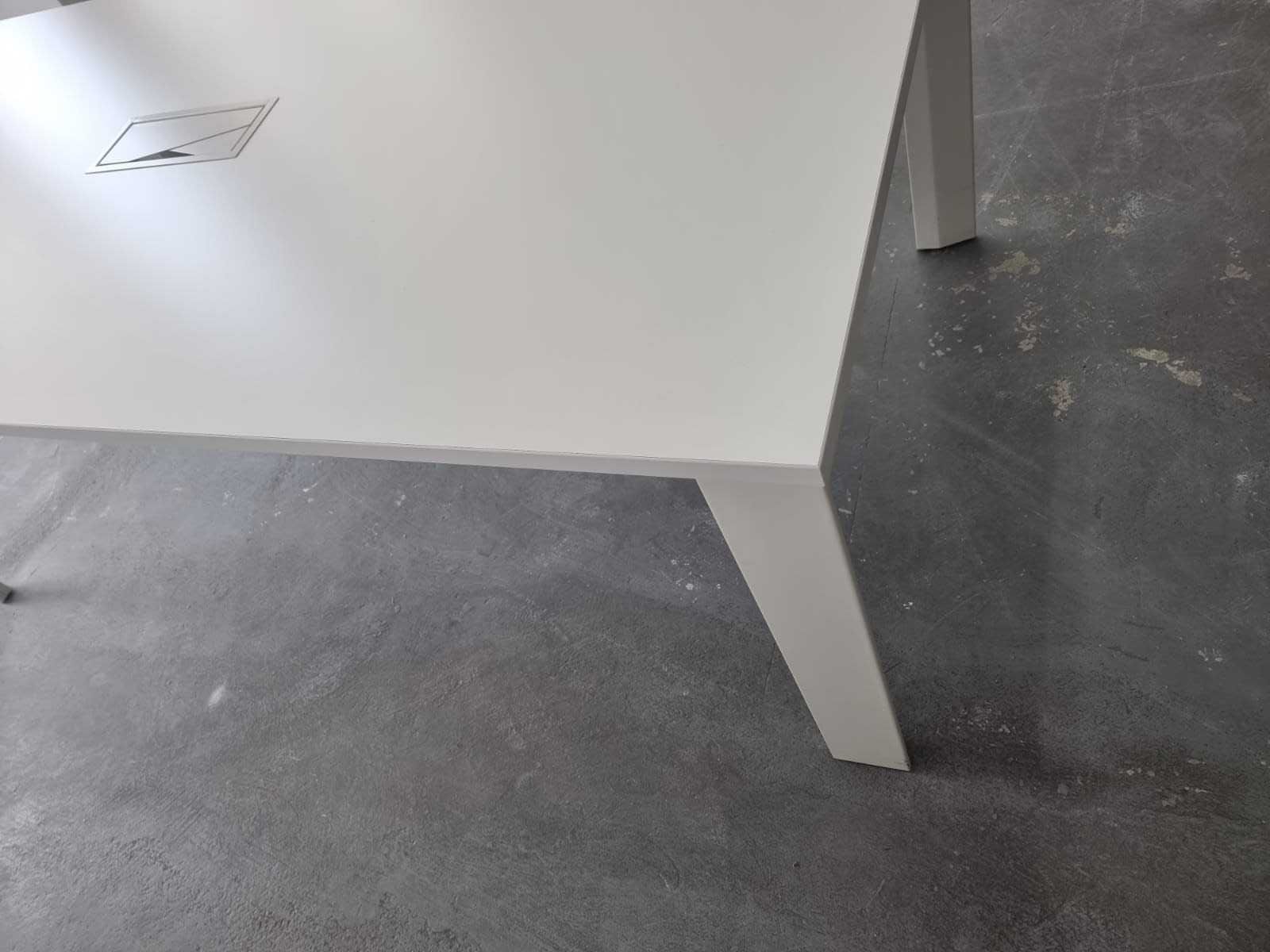 Mesa de reuniões. Bom estado. Boa qualidade. Marca Famo