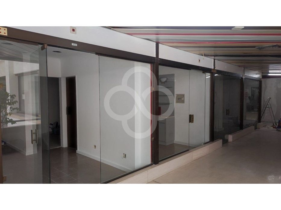 Arrendo Loja geminada no Shopping Center Pedralvas em Benfica Lisboa