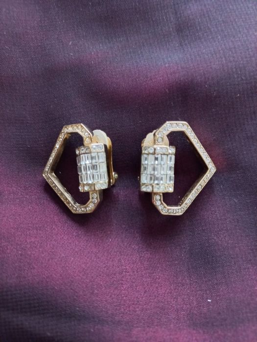 Conjunto de brincos dourados com brilhantes  marca Shock