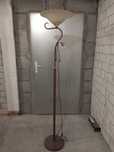 Lampa stojąca z białym kloszem