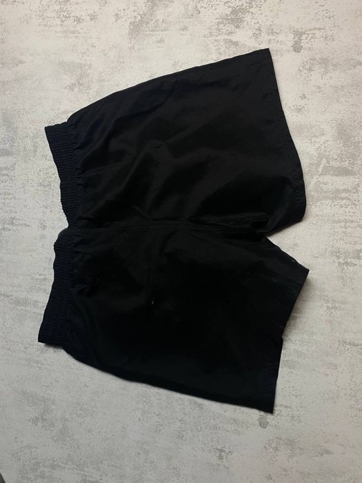 Чорні шорти Nike, бічні лампаси з логотипами, легка тканина