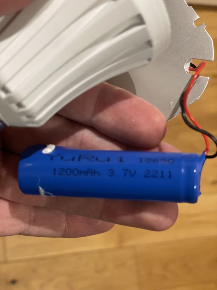 Led лампа з акумулятором 9w