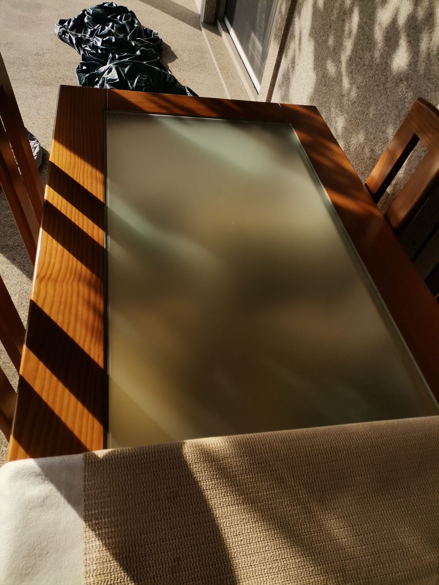 Mesa de jantar com seis cadeiras
