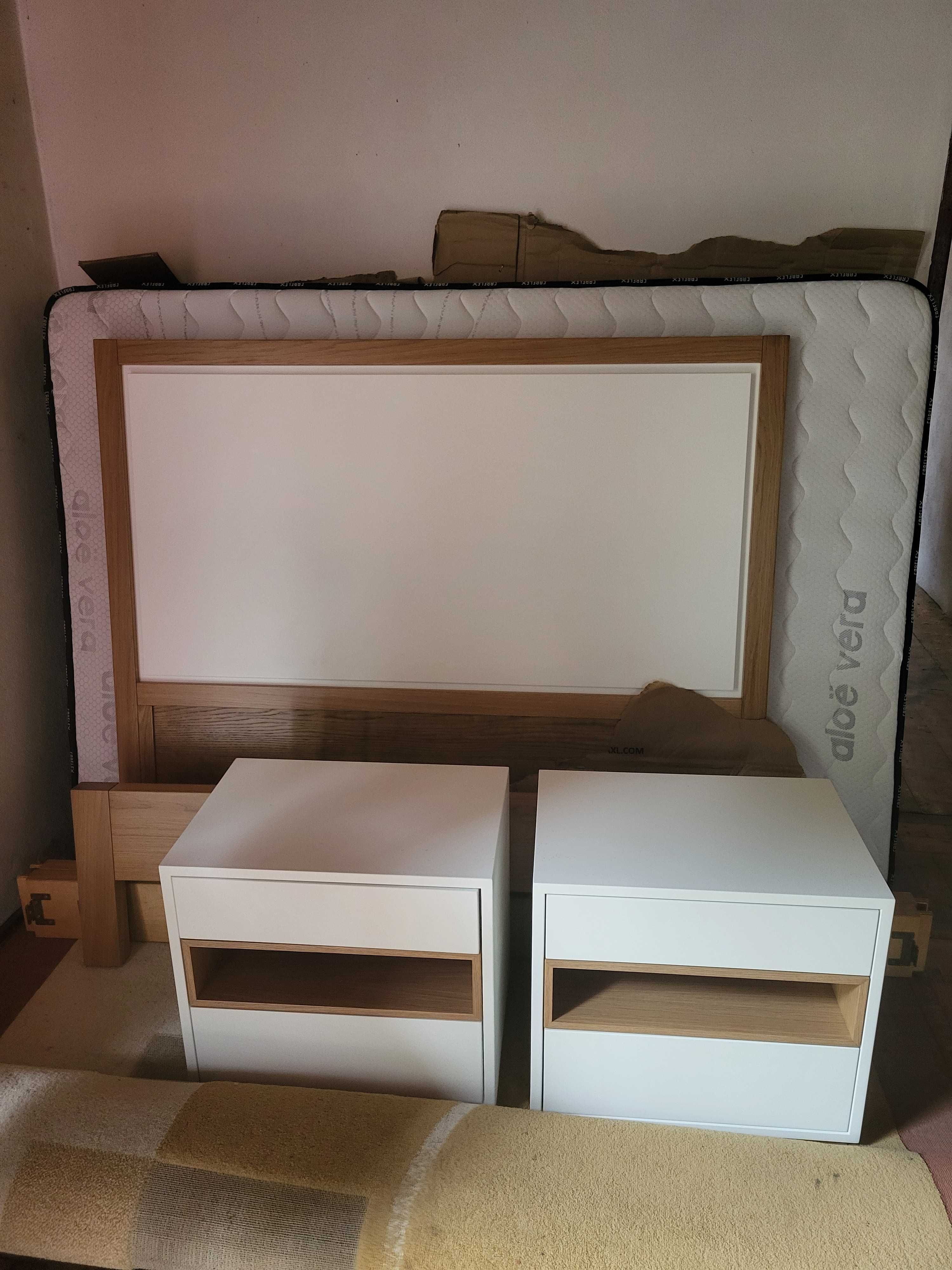 Cama casal completa com mesinhas de cabeceira