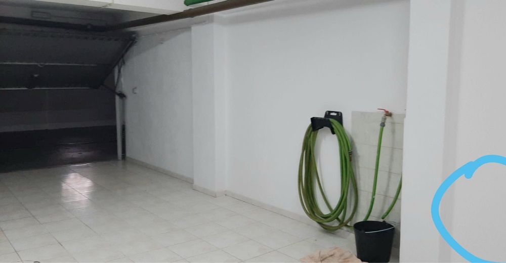 Aluga-se garagem (box) privada.