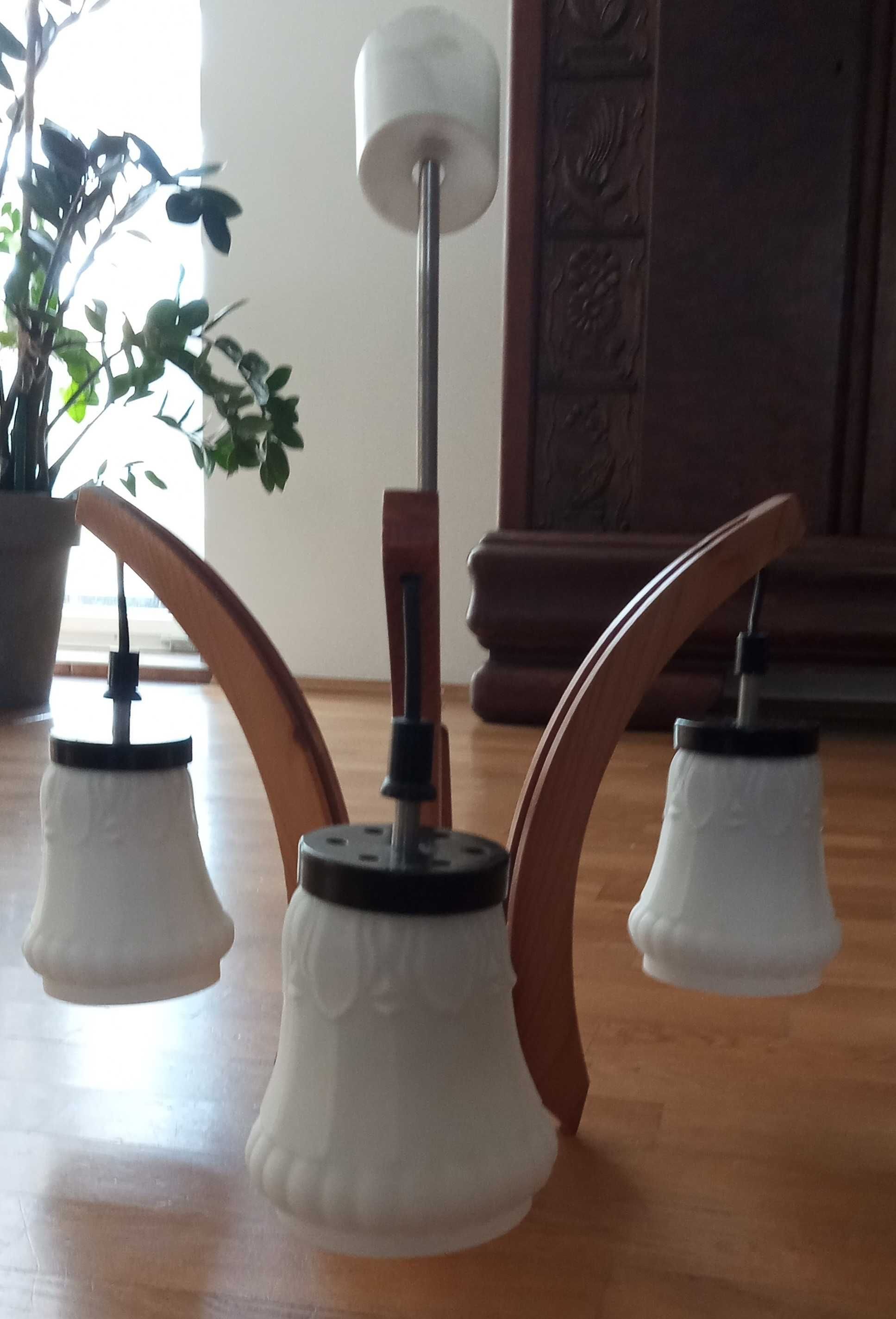 Lampa wisząca drewniana  - 3 białe klosze