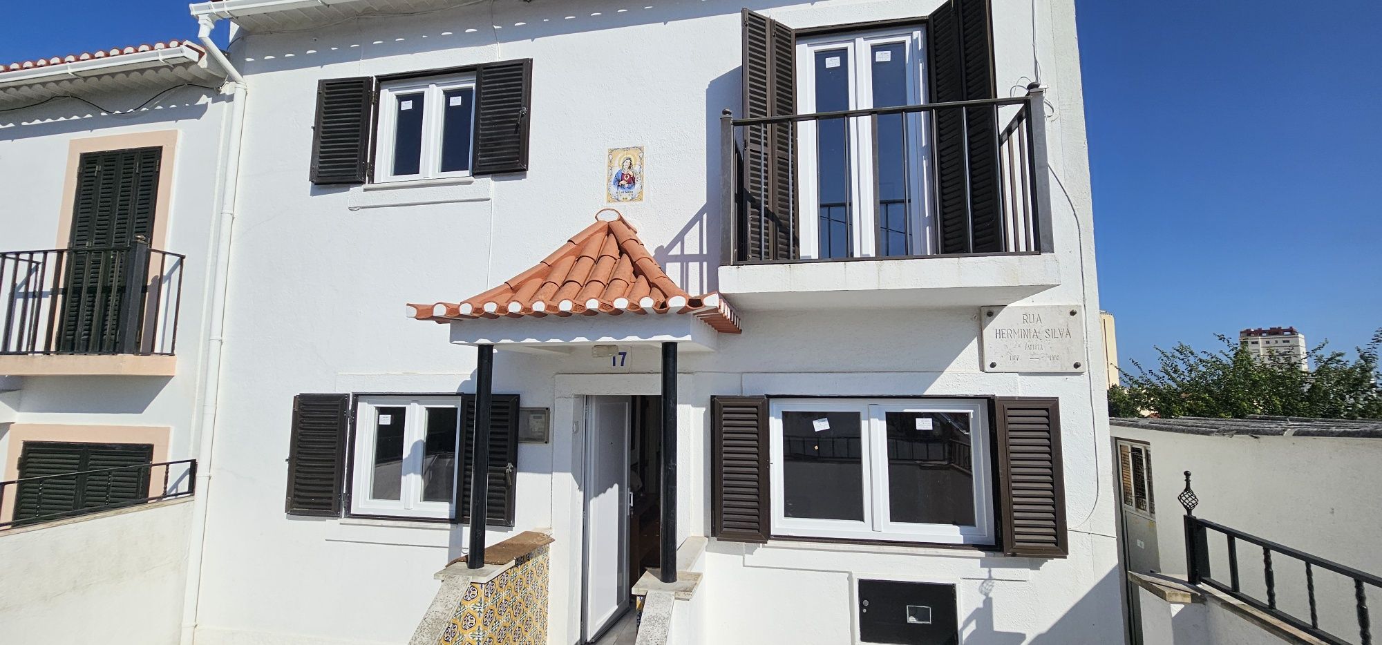 Portas/Janelas em PVC, Estores Elétricos/Manuais, Portadas em Alumínio